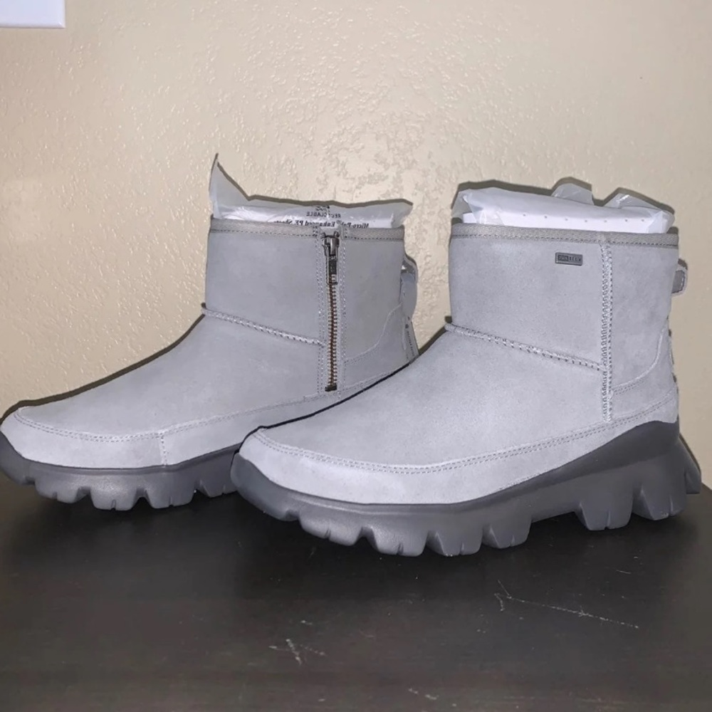 SOLD!! Ugg Palomar Sneaker bootie 8